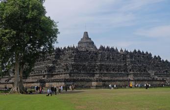Pengunjung berwisata di pelataran Candi Borobudur, Magelang, Jawa Tengah, (ilustrasi). Wakil Ketua Komisi X DPR RI, Abdul Fikri Faqih, meminta kenaikan harga tiket naik Candi Borobudur dipertimbangkan dengan sebaik-baiknya. 