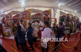 Pengunjung melihat produk UMKM saat peluncuran Gerakan Nasional Bangga Buatan Indonesia (Gernas BBI) di Lapangan Tahapary Polda Maluku, Tantui, Ambon, Provinsi Maluku, Senin (29/11). Dukungan akses pembiayaan perbankan terhadap Usaha Mikro Kecil Menengah (UMKM) semakin didorong dengan penerbitan ketentuan Bank Indonesia (BI).