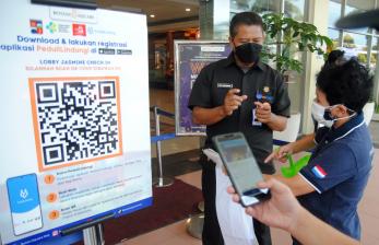 Pengunjung memindai barcode saat persiapan pembukaan pusat perbelanjaan di Mall Botani Square, Kota Bogor, Jawa Barat, Sabtu (21/8/2021). Pemerintah Kota Bogor masih menunggu hasil keputusan pemerintah pusat dalam pelonggaran di masa perpanjangan PPKM untuk membuka kembali pusat perbelanjaan dengan tetap menerapkan protokol kesehatan pencegahan penyebaran COVID-19.