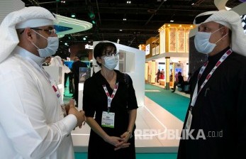 Pengunjung pameran mengenakan masker pada Pameran Kesehatan di Dubai, Uni Emirat Arab. Dewan Fatwa mengatakan pekerja medis yang rawat pasien Covid-19 boleh tak puasa. Ilustrasi.