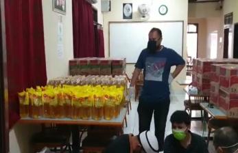 Pengurus Al-Irsyad Al-Islamiyah Jakarta Timur menggalan sumbangan sembako untuk masyarakat kelas menengah-bawah yang terdampak kebijakan Work From Home (bekerja dari rumah).