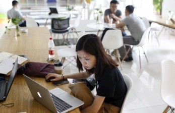 Badai PHK di startup menambah beban masyarakat di tengah naiknya harga BBM. Ilustrasi.