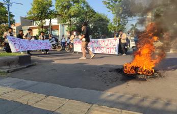 Kawal Sidang PK Saka Tatal, Mahasiswa Demo Bakar Ban Depan PN Cirebon
