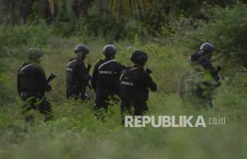 Personel Brimob Polri melakukan penyisiran pada lokasi yang diduga menjadi lokasi persembunyian saat melakukan pengejaran terhadap terduga teroris, (ilustrasi).