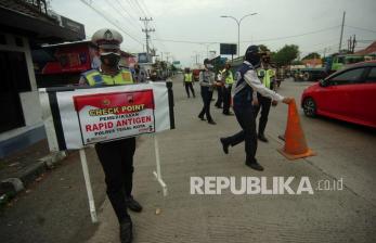 Personel kepolisian bersiap melakukan penyekatan PPKM Darurat di jalur Pantura, Tegal, Jawa Tengah, Rabu (14/7/2021). Penyekatan PPKM Darurat bagi kendaraan berplat nomer luar kota dengan pemeriksaan surat vaksin dan kelengkapan surat jalan tersebut guna menekan lonjakan kasus COVID-19. 