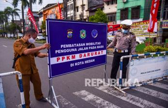 Personel Kepolisian memasang rambu penyekatan Pemberlakuan Pembatasan Kegiatan Masyarakat (PPKM) Darurat di Pertigaan Simpang Kampus USU, Medan Baru, Kota Medan, Sumatera Utara, Senin (12/7/2021). Penyekatan tersebut dalam rangka mengurangi mobilitas warga demi mengurangi angka penyebaran COVID-19 selama pemberlakuan PPKM Darurat di Kota Medan.
