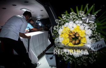 Personel Polisi Polda Sumatera Selatan mengusung peti jenazah personel Batalyon C Res III Pas Pelopor Korbrimob Polri Bharada I Komang Wira Natha kedalam mobil jenazah di terminal kargo Bandara Internasional Sultan Mahmud Badaruddin (SMB) II Palembang, Sumatera Selatan, Rabu (28/4/2021). Anggota Satgas Nemangkawi Bharada I Komang Wira Natha tersebut gugur akibat tertembak oleh Kelompok Separatis dan Teroris (KST) Papua di Kampung Makki, Distrik Ilaga Utara, Kabupaten Puncak, Papua pada Selasa (27/4) lalu. 