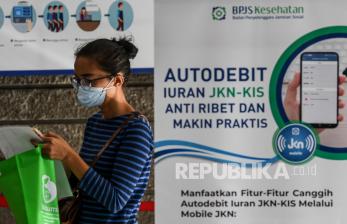 Peserta Badan Penyelenggara Jaminan Sosial (BPJS) Kesehatan mengoperasikan ponselnya saat antre di Kantor Cabang Jakarta Pusat, Jumat (28/5/2021). BPJS Kesehatan saat ini telah membuat laporan ke Bareskim Polri terkait dugaan kebocoran dan penjualan data 279 juta WNI oleh akun bernama Kotz di Raid Forums, raidforums.com. 