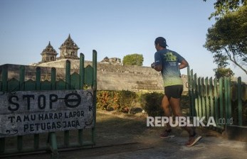 Peserta berlari melintasi kawasan Situs Candi Barong saat mengikuti Sleman Temple Run 2019 lalu.