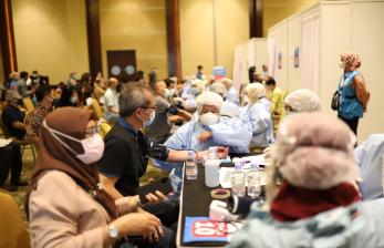 Peserta lansia melewati proses pemeriksaan kesehatan yang ketat dan dibantu oleh petugas kesehatan sebelum mendapatkan vaksinasi di Sentra Vaksinasi COVID-19 Traveloka, Tangerang Selatan.