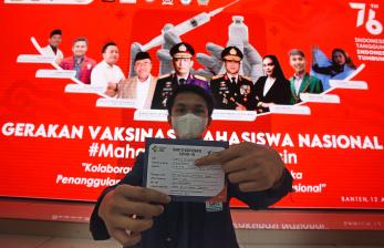 Peserta menunjukkan Kartu Vaksinasi usai disuntik vaksin COVID-19 saat acara Gerakan Vaksinasi Mahasiswa Nasional di UIN Sultan Maulana Hasanudin Banten, di Serang, Kamis (12/8/2021). Acara tersebut digelar atas kerja sama Mahasiswa dan Polri untuk menanggulangi pandemi COVID-19. 