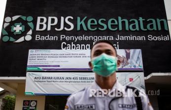 Petugas keamanan berjaga di depan kantor BPJS Kesehatan.