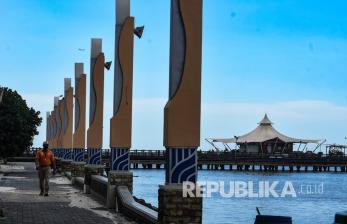 Petugas keamanan berpatroli di kawasan Pantai Timur Ancol di Jakarta, Senin (25/5/2020). Memasuki hari kedua Idul Fitri 1441 H, suasana Pantai Ancol sepi dari pengunjung akibat masih ditutup selama pemberlakuan Pembatasan Sosial Berskala Besar (PSBB).