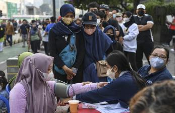 Petugas kesehatan memeriksa tekanan darah (tensi) dari warga sebelum mengikuti vaksinasi COVID-19 saat Car Free Day atau Hari Bebas Kendaraan Bermotor di kawasan MH Thamrin, Jakarta, Ahad (31/7/2022). Menurut Wakil Gubernur DKI Jakarta Ahmad Riza Patria, Pemprov DKI Jakarta masih fokus pada vaksinasi COVID-19 dosis ketiga yang baru terealisasi 50 persen meski menjadi tempat pertama untuk vaksinasi dosis keempat bagi tenaga kesehatan. 