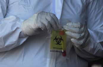 Petugas kesehatan menyimpan sampel tes usap Antigen dan Polymerase Chain Reaction (PCR) (ilustrasi). Ketua Komisi IX DPR RI Felly Estelita Runtuwene menilai, penanganan Covid-19 tak akan berjalan optimal jika tak dibarengi oleh peningkatan testing dan tracing. 