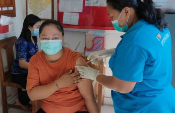 Petugas kesehatan menyuntikkan vaksin dosis ketiga kepada warga (ilustrasi)