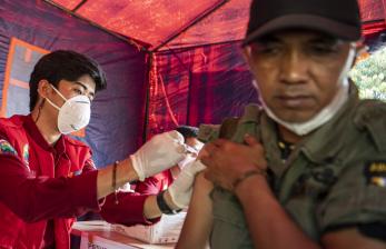 Petugas kesehatan Puskesmas Kabupaten Lampung Selatan menyuntikkan vaksin Covid-19 dosis ketiga (booster) kepada pemudik di Terminal Pelabuhan Bakauheni, Kabupaten Lampung Selatan, Provinsi Lampung, Sabtu (30/4/2022). 