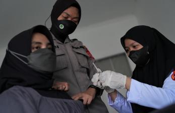 Petugas medis bidang Dokkes Polri memberikan vaksinasi COVID-19 ke tenaga kesehatan di Polresta Kendari, Kendari, Sulawesi Tenggara, Rabu (14/9/2022). Kementerian Kesehatan RI menegaskan vaksinasi dosis ketiga (booster) saat ini hanya diberikan kepada tenaga kesehatan maupun tenaga pendukung kesehatan yang telah mendapatkan dosis pertama dan kedua vaksin COVID-19 yang diperkirakan jumlahnya sekitar 1,5 juta orang di seluruh Indonesia. 