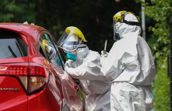 Petugas medis mengambil sampel spesimen saat swab test secara drive thru di halaman Laboratorium Kesehataan Daerah (LABKESDA) Kota Tangerang, Banten, Senin (6/4/2020). Berdasarkan data pemerintah hingga Senin (6/4/2020) terkonfirmasi positif COVID-19 di Banten mencapai 187 kasus.