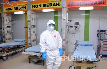 Petugas medis penanganan COVID-19 mengenakan baju Alat Pelindung Diri (APD) ketika berada di ruang isolasi Rumah Sakit rujukan khusus pasien COVID-19 Martha Friska di Medan, Sumatera Utara, Kamis (2/4/2020). Rrumah sakit rujukan diprioritaskan untuk merawat pasien dengan gejala berat.