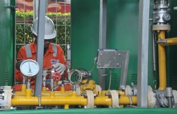 Petugas melakukan perbaikan di salah satu stasiun Gas Non Pelanggan milik Perusahaan Gas Negara (PGN), (ilustrasi).