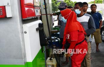 Petugas melayani pembelian Bahan Bakar Minyak (BBM) solar di sebuah Stasiun Pengisian Bahan Bakar Umum (SPBU) di Kota Madiun, Jawa Timur, (ilustrasi).