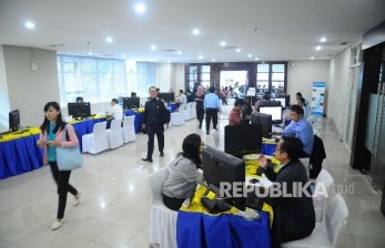 Petugas melayani wajib pajak yang mengikuti program tax amnesty. ilustrasi