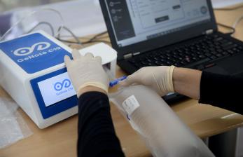 Petugas mengetes kantong udara berisi sampel napas calon penumpang dengan GeNose C19 di Stasiun Gambir, Jakarta.