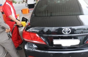 Petugas mengisikan bahan bakar minyak (BBM) bersubsidi pada mobil mewah di sebuah stasiun pengisian BBM umum (SPBU). ilustrasi