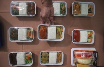 Petugas menyiapkan contoh menu makanan yang akan disajikan kepada jamaah calon haji disela acara pelantikan pantia penyelengara ibadah haji (PPIH) dan pemeriksaan makanan di Asrama Haji Embarkasi Surabaya (AHES), Sukolilo, Surabaya, Jawa Timur, (ilustrasi).