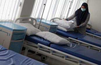 Petugas merapikan bantal di Rumah Sakit, ilustrasi. Kepala Dinas Kesehatan (Dinkes) Surabaya Nanik Sukristina mengakui, sejauh ini pihaknya mememukan satu pasien Covid-19 subvarian XBB. 