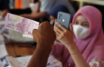 Petugas merekam penyerahan BLT BBM ke warga, (ilustrasi).  Anggota Komisi VIII DPR RI, MF Nurhuda Yusro, memantau langsung pelaksanaan pemberian Bantuan langsung tunai (BLT) tahap satu sebesar Rp 600 ribu untuk meredam dampak dari kenaikan harga bahan bakar minyak (BBM). 