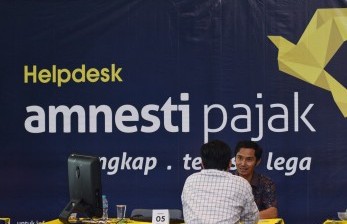 Petugas pajak melayani warga yang mengikuti program Pengampunan Pajak (Tax Amnesty) di Kantor Direktorat Jendral Pajak, Jakarta, Jumat (31/3). 