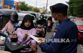 Petugas Pemadam Kebakaran Kota Makassar membagikan masker kepada pengendara saat melakukan kampanye disiplin protokol kesehatan di Makassar, Sulawesi Selatan, beberapa waktu lalu. Kampanye tersebut sebagai upaya mengajak masyarakat untuk meningkatkan kedisiplinan dalam menerapkan protokol kesehatan guna mengantisipasi lonjakan kasus COVID-19 di daerah itu. 