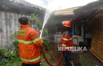 Rumah Dua Lantai di Bandung Barat Hangus Terbakar, Pemilik Rugi Rp 250 Juta