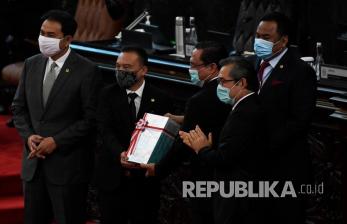 Pimpinan DPR Sufmi Dasco Ahmad (kedua kiri) bersama Aziz Syamsudin (kiri) dan Rachmat Gobel (kanan) menerima Hasil Pemeriksaan Laporan Keuangan Pemerintah Pusat dari Ketua Badan Pemeriksa Keuangan Agung Firman Sampurna (tengah) saat Rapat Paripurna DPR ke-18 Masa Persidangan IV Tahun Sidang 2019-2020 di Kompleks Parlemen Senayan, Jakarta, Selasa (14/7/2020). Rapat Paripurna DPR ke-18 mengagendakan sejumlah pembahasan diantaranya pengambilan keputusan tentang UU Pilkada, laporan tentang rencana kerja pemerintah 2021 dan pengambilan keputusan tentang kerjasama pertahanan dengan Ukraina. 