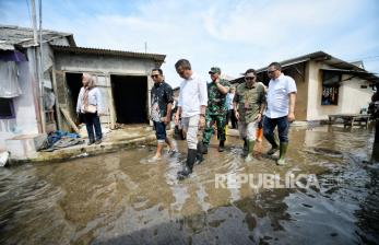 Tinjau Banjir Rob di Indramayu, Pj Gubernur Bey Telah Siapkan 1,5 Ha Lahan untuk Relokasi 