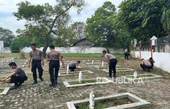  Peringati Hari Bhayangkara ke-79, Polres Indramayu Gelar Bakti Religi di Taman Makam Pahlawan