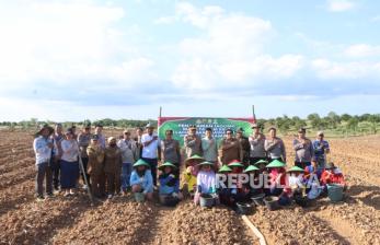 Kuatkan Swasembada Pangan, Polres Indramayu Lanjutkan Penanaman Jagung di LBS Cikawung