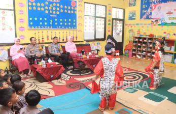 Peringatan Hari Guru di TK Kemala Bhayangkari, Dukungan Polres Indramayu untuk Pendidikan