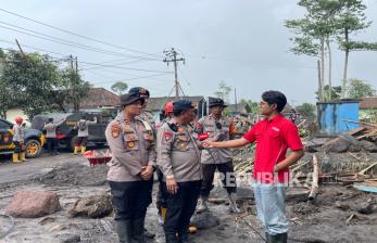 Satbrimob Polda Jatim Perkuat Operasi Kemanusiaan Pasca Erupsi Semeru