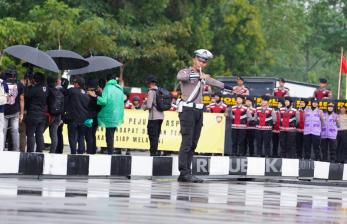 Polri Peragakan Model Pelayanan Unjuk Rasa Terbaru di Apel Kasatwil 2025