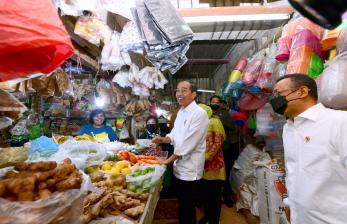 Pakai Megafon, Presiden Jokowi Minta Maaf dan Pamitan kepada Rakyat di Pasar Surabaya