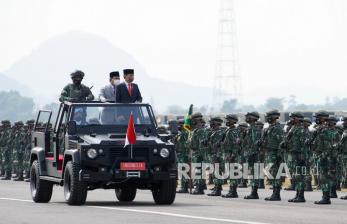 Presiden Joko Widodo (kanan) didampingi Menteri Pertahanan Prabowo Subianto dan Komandan Upacara Brigjen TNI Yusuf Ragainaga mengecek kesiapan pasukan pada upacara penetapan Komponen Cadangan Tahun Anggaran 2021 di Pusdiklatpassus, Batujajar, Bandung Barat, Jawa Barat, Kamis (7/10/2021). Komponen cadangan ini dikerahkan bila negara dalam keadaan darurat militer atau keadaan perang dan keberadaannya akan makin memperkokoh sistem pertahanan dan keamanan rakyat semesta. 