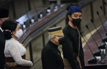 Presiden Joko Widodo (kanan) didampingi Wapres Ma