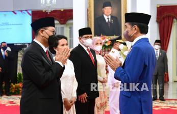 Presiden Joko Widodo (kanan) memberi selamat kepada Kepala Otorita Ibu Kota Nusantara (IKN) Bambang Susantono (kiri) beserta istri dan Wakil Kepala Otorita IKN Dhony Rahajoe serta istri usai pelantikan di Istana Negara Jakarta, Kamis (10/3/2022). Bambang Susantono dan Dhony Rahajoe akan menjabat sebagai Kepala dan Wakil Kepala Otorita IKN yang pertama kali dilantik oleh presiden dengan masa jabatan selama lima tahun serta tugasnya diatur dalam peraturan presiden. 