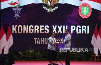  Ketua Umum Persatuan Guru Republik Indonesia (PGRI) Unifah Rosyidi (kiri)