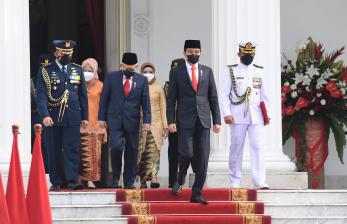 Presiden Joko Widodo (kedua kanan) dan Wapres Maruf Amin (kedua kiri) bersiap mengikuti upacara peringatan HUT ke-76 TNI di Istana Merdeka, Jakarta, Selasa (5/10/2021). Upacara tersebut dilaksanakan dengan penerapan protokol kesehatan ketat dan disiarkan di akun Youtube Sekretariat Presiden.