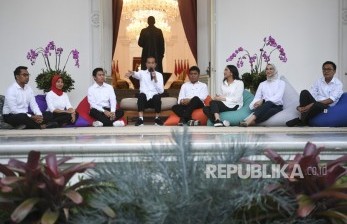 Presiden Joko Widodo (keempat kiri) bersama staf khusus yang baru dari kalangan milenial (kiri ke kanan) CEO Amartha, Andi Taufan Garuda Putra, Perumus Gerakan Sabang Merauke Ayu Kartika Dewi, Pendiri Ruang Guru Adamas Belva Syah Devara, Peraih beasiswa kuliah di Oxford Billy Gracia Yosaphat Mambrasar, CEO dan Founder Creativepreneur Putri Indahsari Tanjung, Pendiri Thisable Enterprise Angkie Yudistia dan Mantan Ketua Pergerakan Mahasiswa Islam Indonesia/PMII Aminuddin Ma