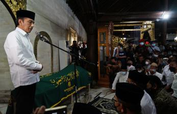 Presiden Joko Widodo memberikan sambutan saat melayat Almarhum Buya Syafii Maarif di Masjid Gedhe Kauman, Yogyakarta, Jumat (27/05/2022). Ketua Pimpinan Pusat Muhammadiyah Tahun 1998-2005, Buya Syafii Maarif wafat pada Jumat (27/5/2022) pukul 10.15 WIB di RS PKU Muhammadiyah Gamping, Sleman, Daerah Istimewa Yogyakarta (DIY) karena sakit. 
